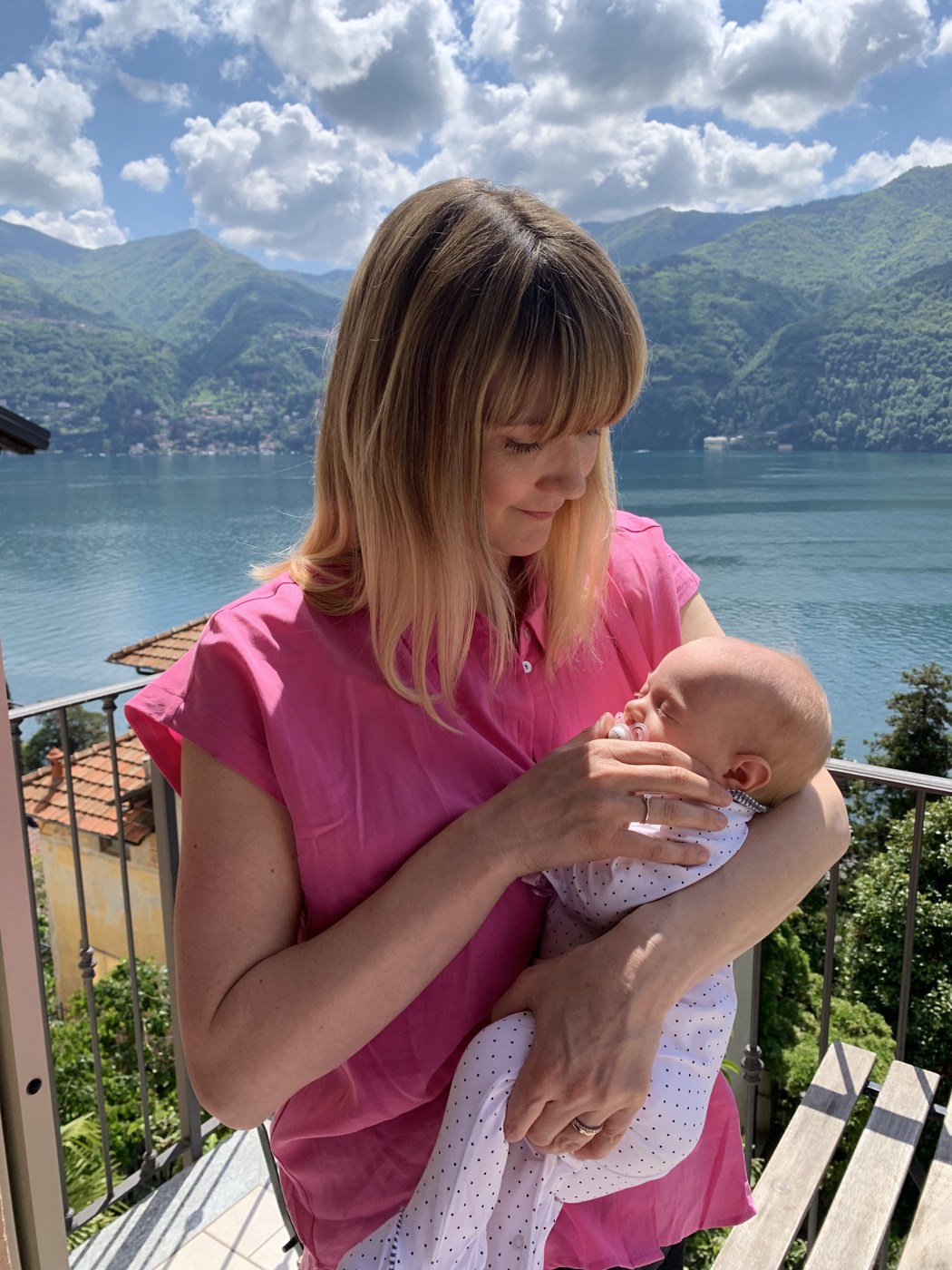 Antje Lausch mit einem schlafenden Neugeborenen
